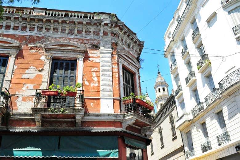 Edificios antiguos en la plaza Dorrego