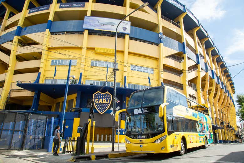 En las afueras del museo y estadio de Boca