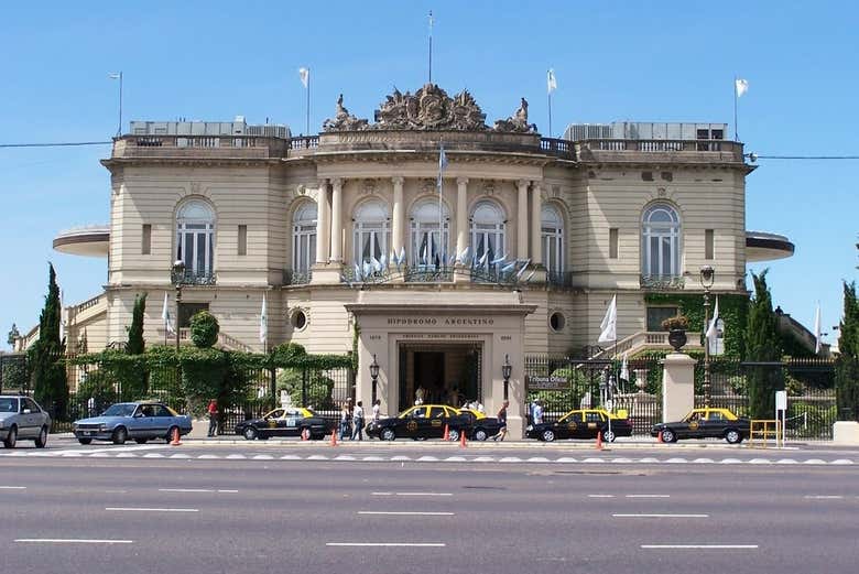 Acceso principal al Hipódromo de Palermo