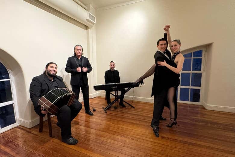 Una pareja de tango bailará el son de la música en vivo