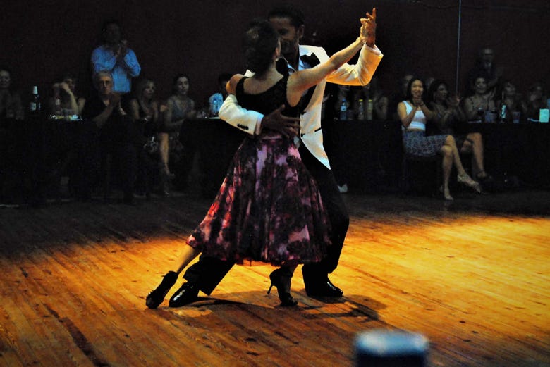 Spectacle de tango dans une milonga
