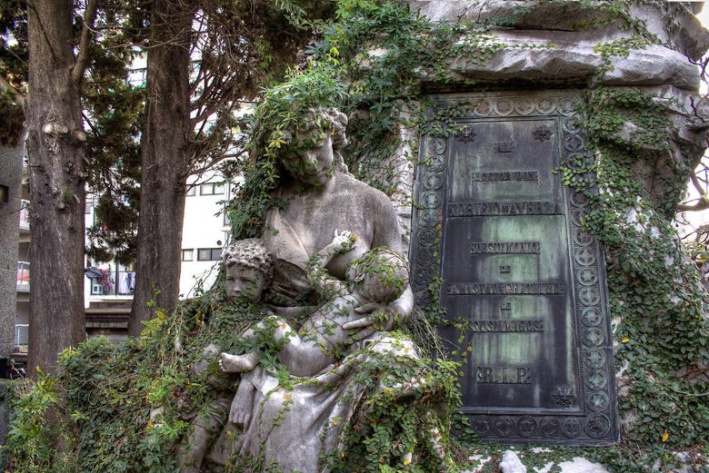 Estatua de una madre en el Cementerio de la Recoleta