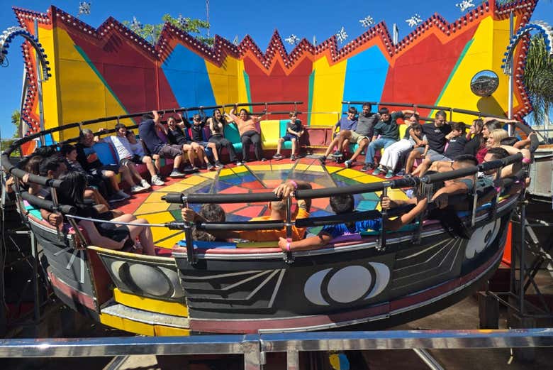 Grupo de personas disfrutando de la experiencia a bordo del Zamb