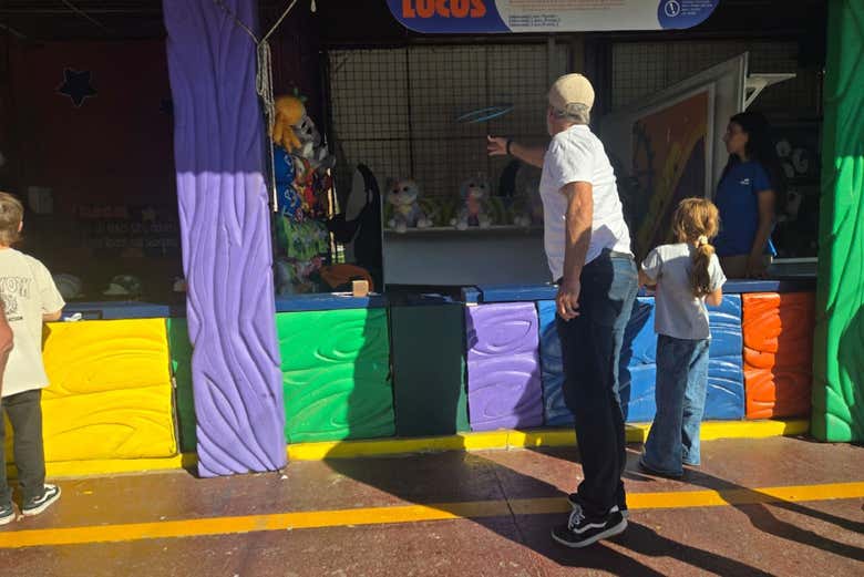 Familias jugando a los juegos de feria del parque 