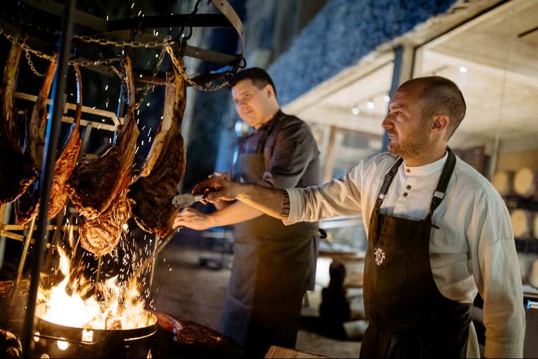 Chefs del restaurante de la bodega cocinando el almuerzo
