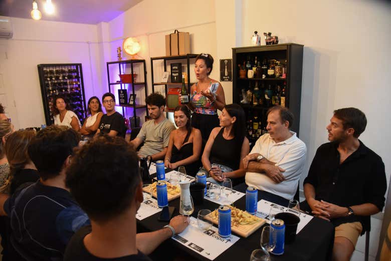 Escuchando atentos las explicaciones del sommelier