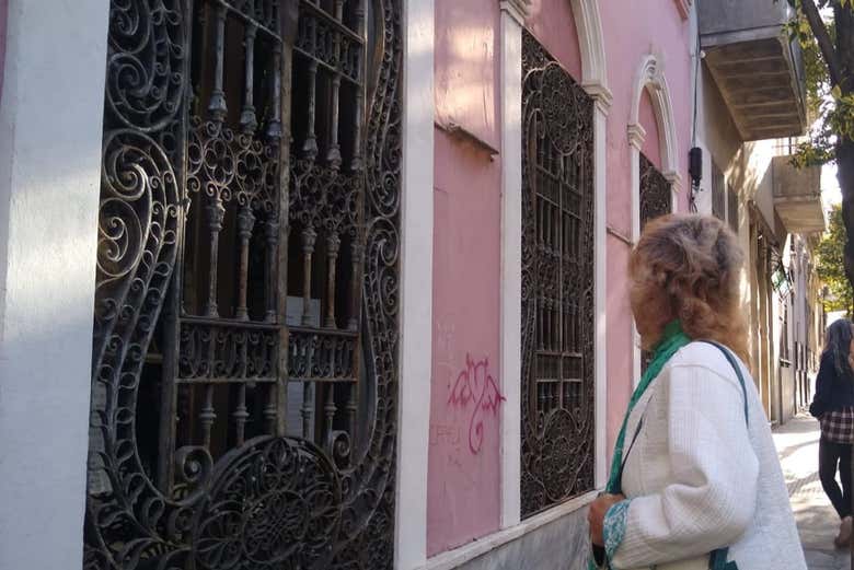 Contemplando la fachada del taller