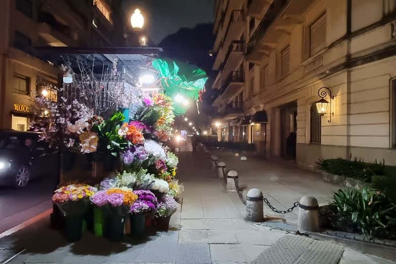 Uma barraca de flores em La Recoleta