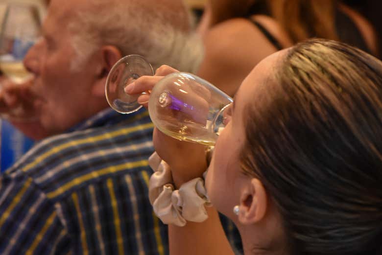 Degustando un buen vino 