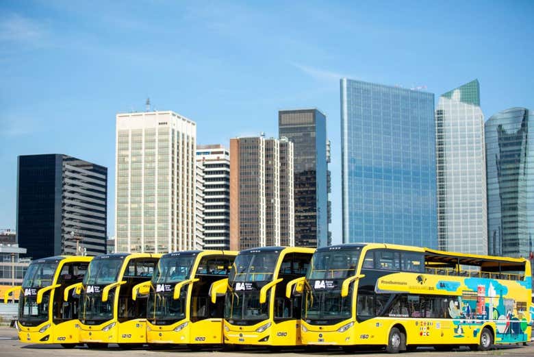Autobus parcheggiati e pronti per il tour