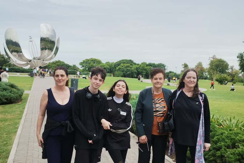 Foto di gruppo davanti al Floralis Genérica