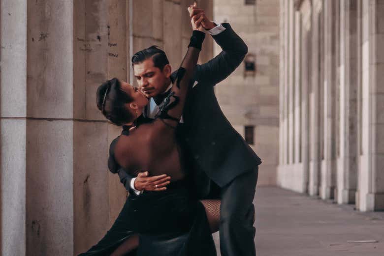 Bailarines de tango en acción durante el free tour