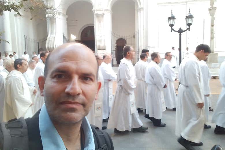 I sacerdoti di Buenos Aires mentre escono da San Ignacio