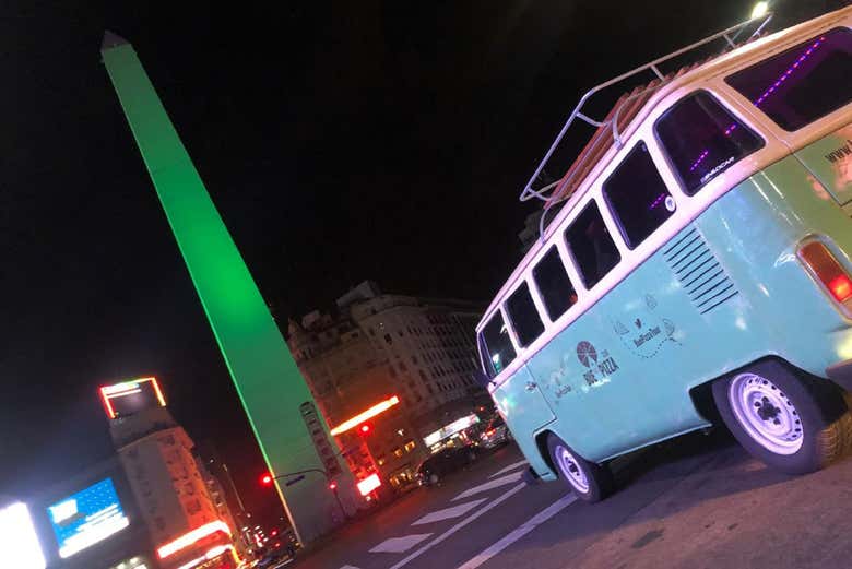 Pasando junto al Obelisco de Buenos Aires