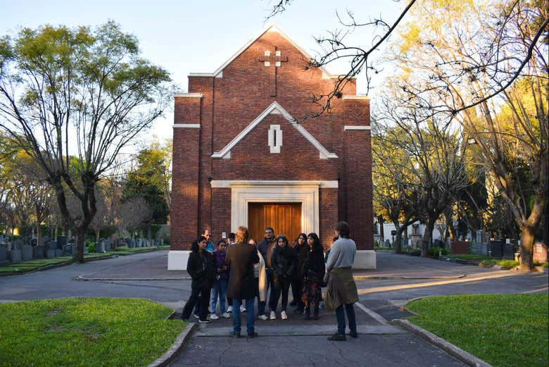 Grupo frente a uno de los panteones del cementerio