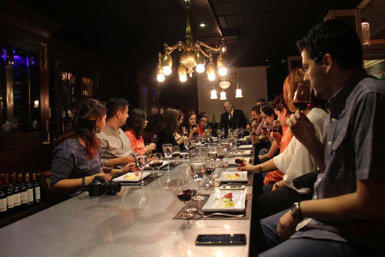 Grupo desfrutando a degustação de vinho