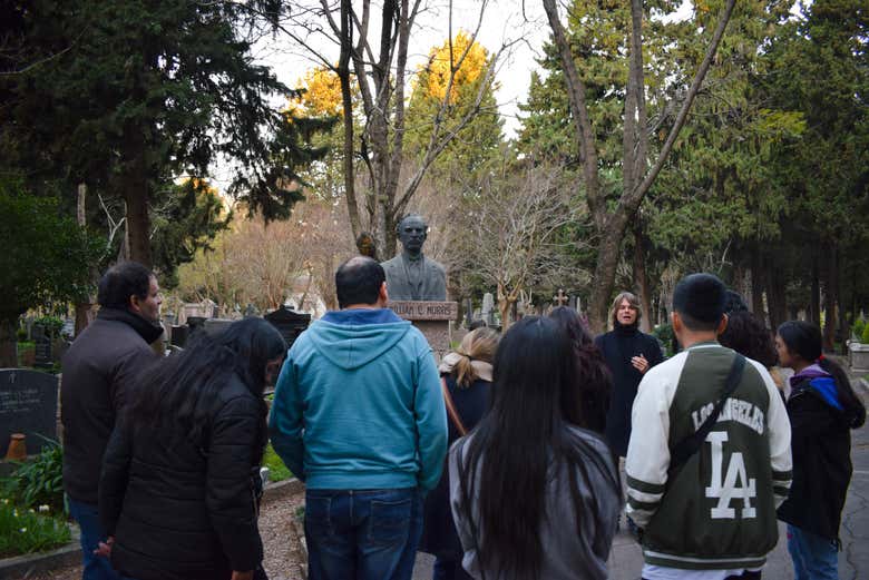Grupo de turistas en el Cementerio Británico