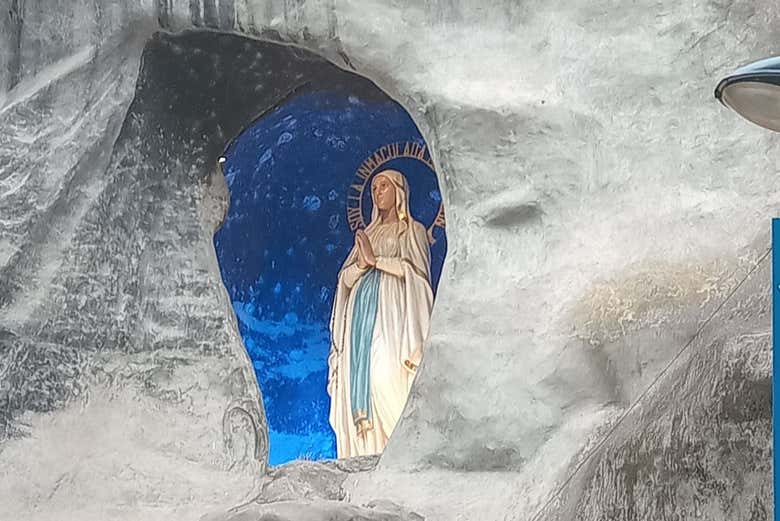 La estatua de la Virgen de Lourdes en la gruta al aire libre