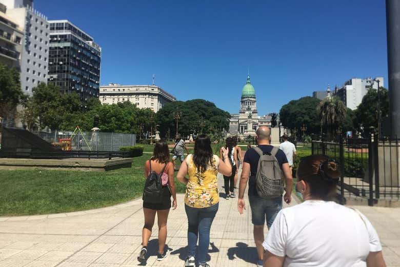 Siguiendo al guía durante la visita guiada por Buenos Aires