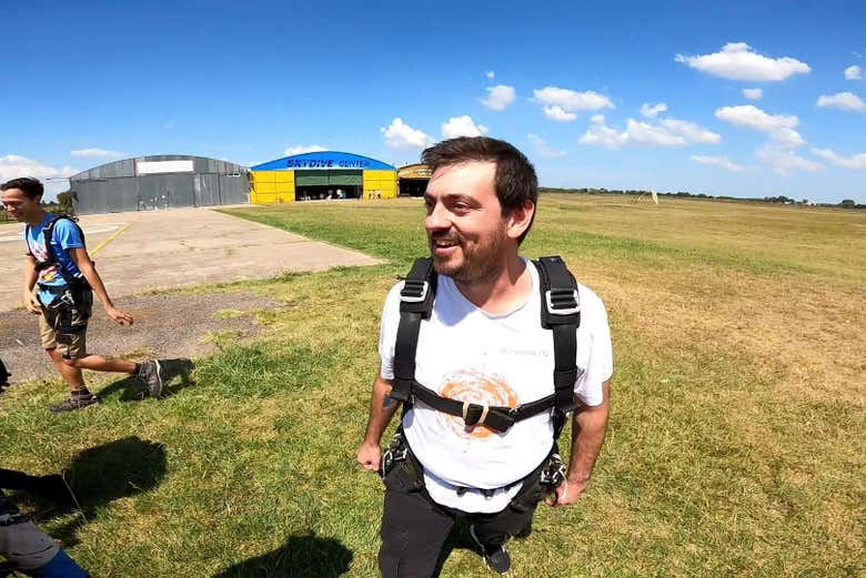 Caminando hacia la avioneta para saltar al vacío