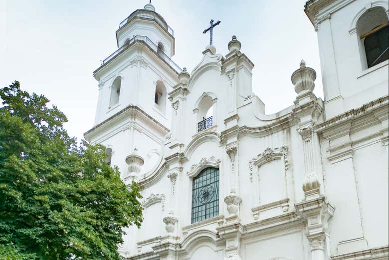 Admirando los exteriores de la iglesia de San Ignacio de Loyola