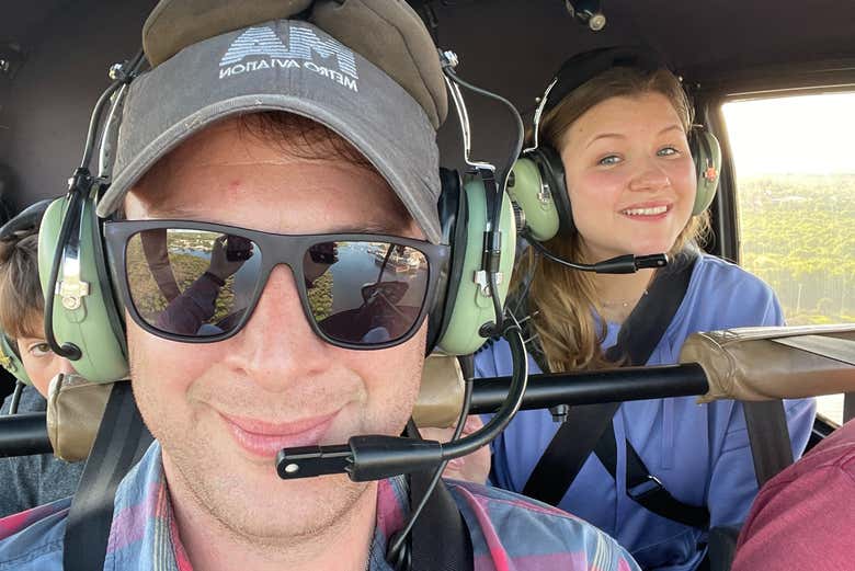 Disfrutando del vuelo en helicóptero