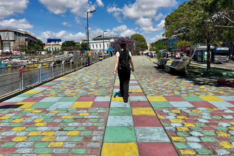 Caminhando pelo colorido passeio às margens do rio
