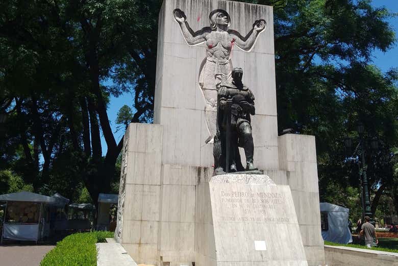 Monumento a Pedro de Mendoza