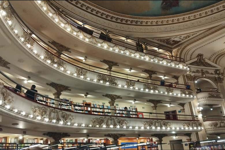 Bibliothèque à l'intérieur d'El Ateneo