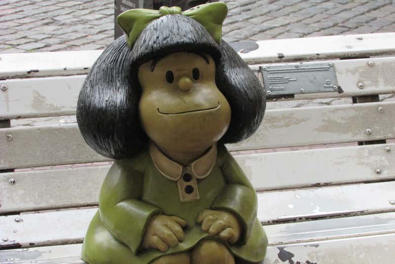 Escultura de Mafalda en el Paseo de la Historieta