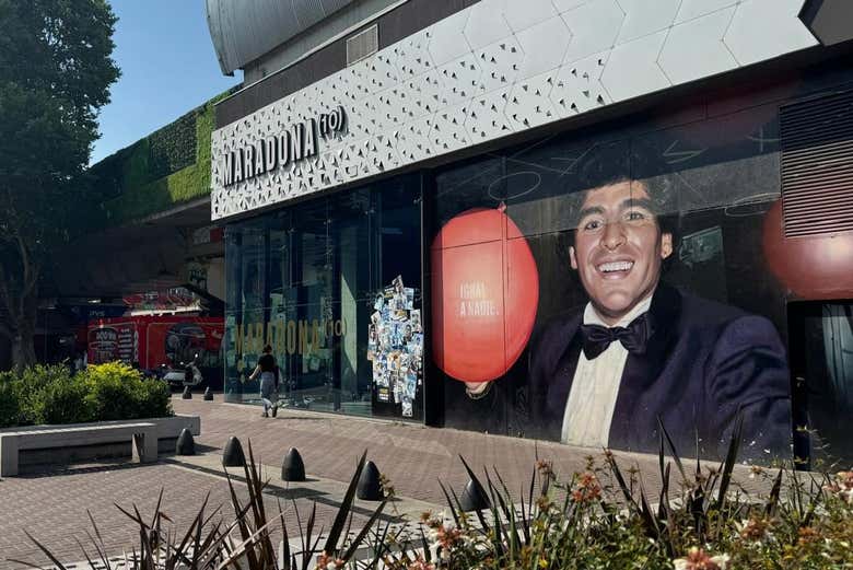 Pasaremos junto al mural del restaurante Maradona (10)