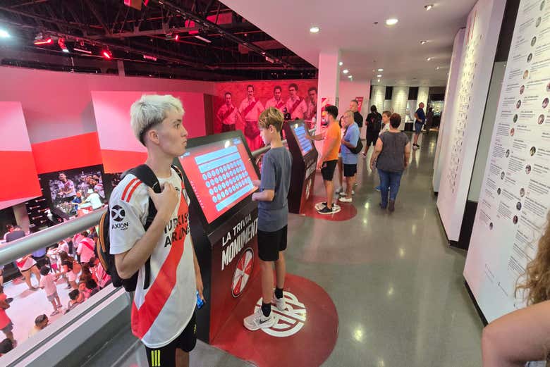 Un aficionado visitando el museo del River