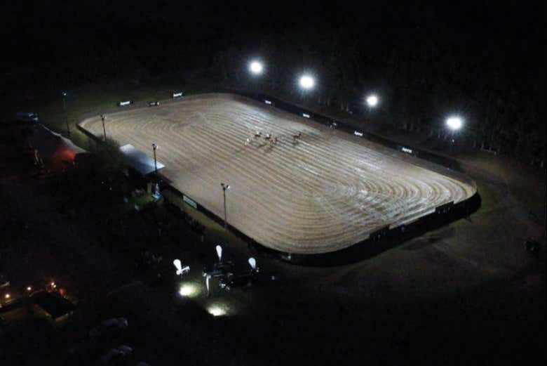 Cancha de polo iluminada
