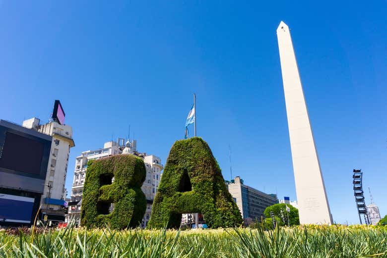 Admirando el Obelisco de la plaza de la República