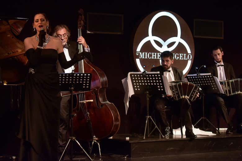 Spectacle musical en direct dans la salle de tango Michelangelo