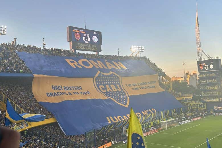 Bandeira exibida em uma das arquibancadas