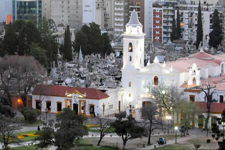 Vue panoramique sur l'église et le cimetière de La Recoleta