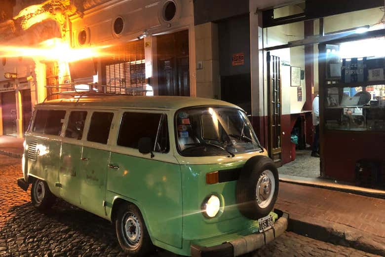 Parada frente a la pizzería Pirillo