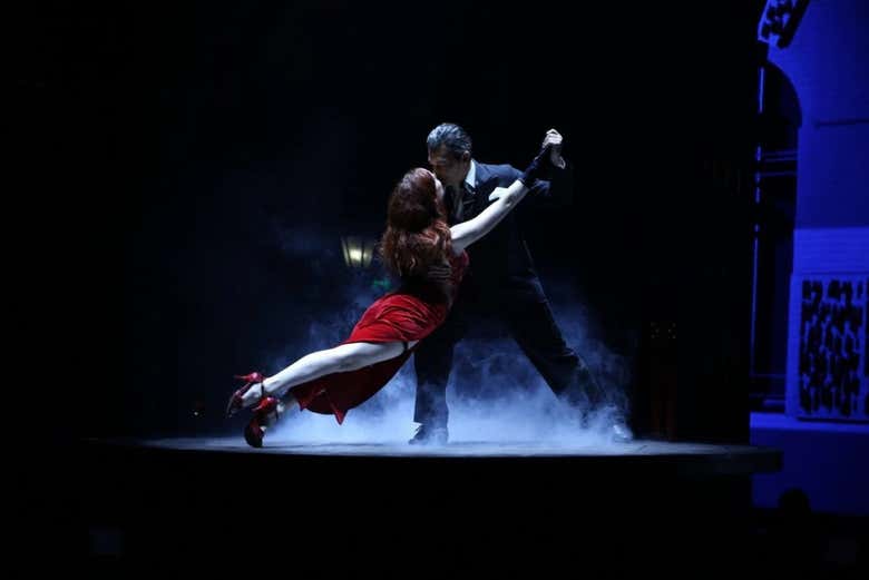 Um casal dançando tango no palco