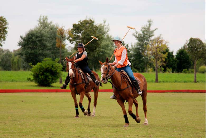 Jugando un partido de polo