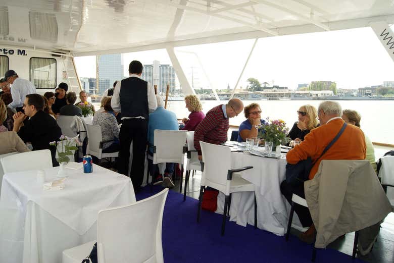 Disfrutando del almuerzo a bordo del barco