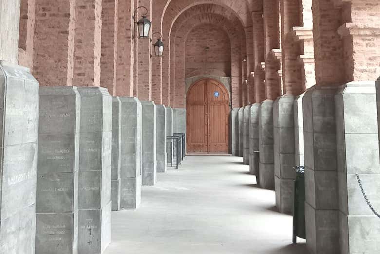 Corredores na igreja de Lourdes