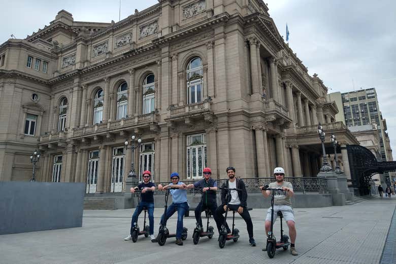 Em frente ao Teatro Colón