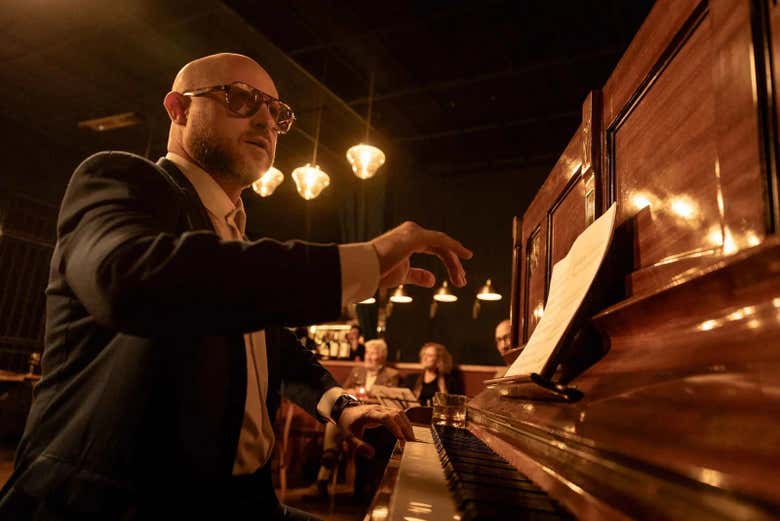 Tocando notas de tango sobre el piano