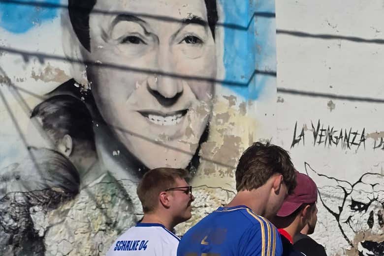 Observando los murales de fútbol
