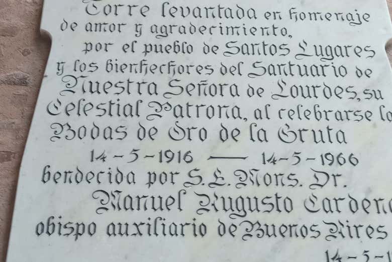 Uma placa em uma das torres da igreja de Lourdes