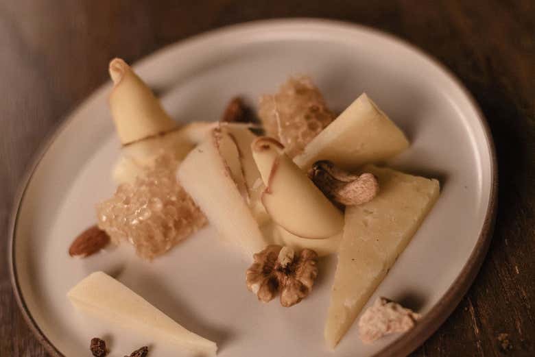 Acompañaremos la cata con un maridaje de quesos