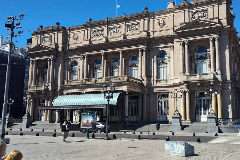 Teatro Colón frente a la plaza Lavalle