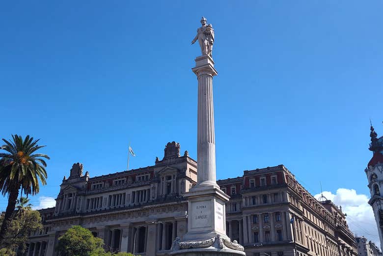 Monumento al General Lavalle en el centro de la plaza