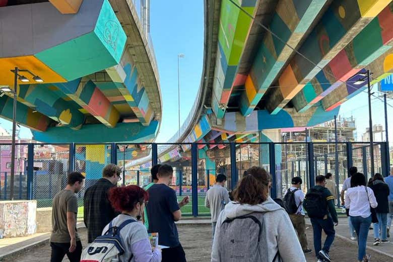 Caminando debajo del colorido puente